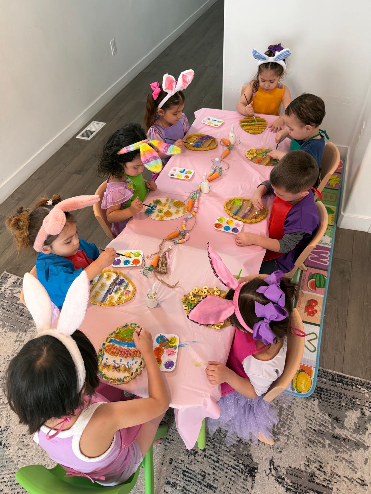 Niños felices jugando con bloques de colores en Creaciones Infantiles